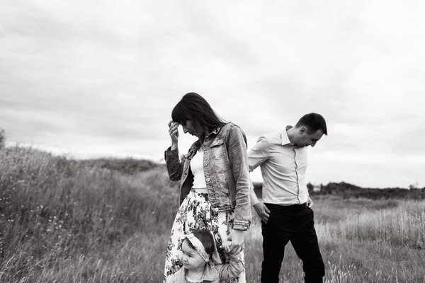 Mulher Perturbada Homem Andando Com Menina Fora — Fotografia de Stock