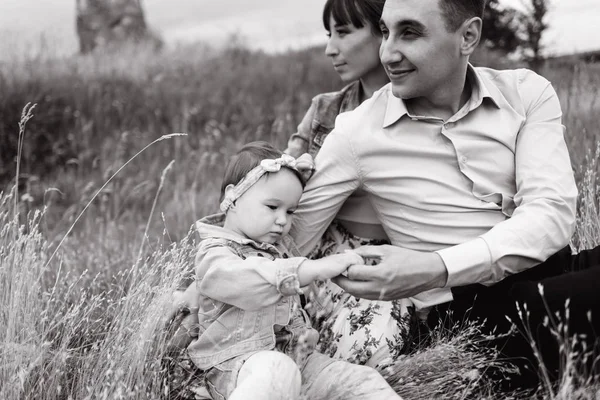 Sidovy Familjen Sitter Gräset Blåsigt Väder — Stockfoto