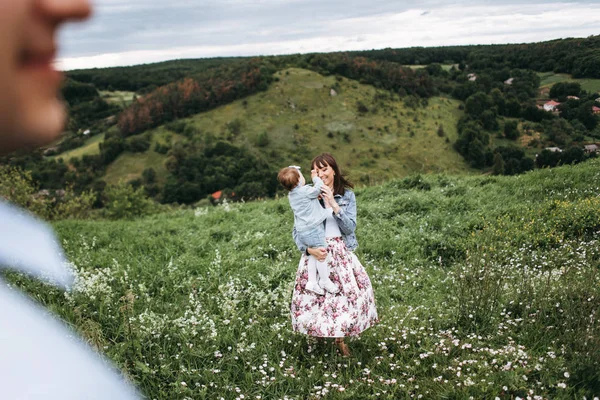 Vista Parcial Homem Mulher Campo Primavera Segurando Filha Nas Mãos — Fotografia de Stock