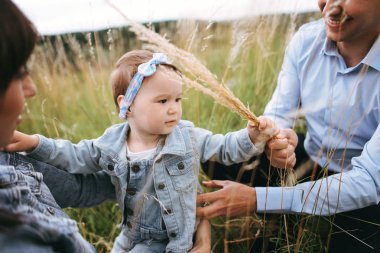 Çimenlerin üzerinde oturan ve kızı sarılma anne