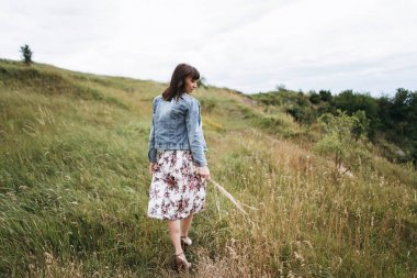 Arka görünüm alana göre yürüme rahat kıyafetler içinde kadın