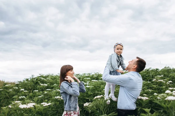 Padre Sosteniendo Pequeña Hija Las Manos Madre Pie Cerca Campo — Foto de Stock