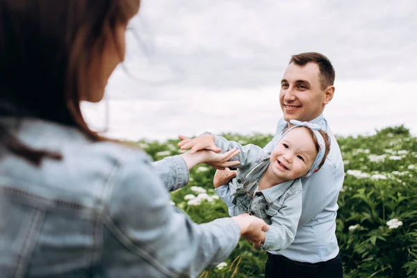 Hijita Alcanzando Madre Mientras Padre Toma Mano — Foto de Stock