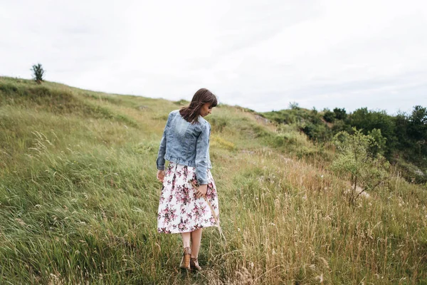 Rückansicht Einer Frau Freizeitkleidung Die Einem Feld Vorbeiläuft — Stockfoto