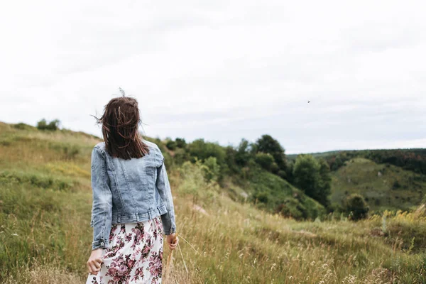 Achteraanzicht Van Vrouw Casual Kleding Wandelen Door Veld — Stockfoto