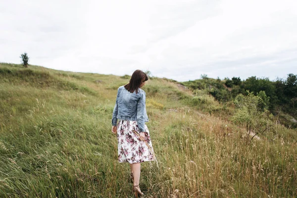 Bakifrån Kvinna Casual Kläder Walking Fältet — Stockfoto