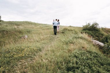 Arka görünüm alana göre yürüyen genç ailesinin