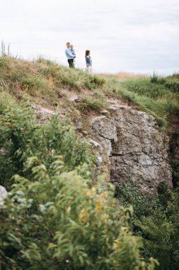 Genç aile alan tarafından kasvetli günde yürüyüş yan görünüm