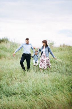 Kızı anne ile elele süre atlama görünümünü tam uzunlukta