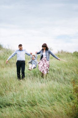 Kızı anne ile elele süre atlama görünümünü tam uzunlukta