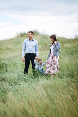 Tam boy görünüm kızı ile elele ve yürüyüş alanı tarafından anne