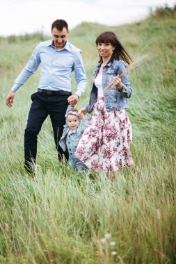 Tam boy görünüm kızı ile elele ve yürüyüş alanı tarafından anne