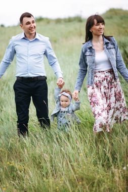 Tam boy görünüm kızı ile elele ve yürüyüş alanı tarafından anne
