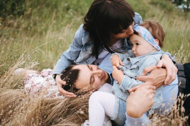 Genç aile buğday sahada sarılma görünümünü kırpılmış