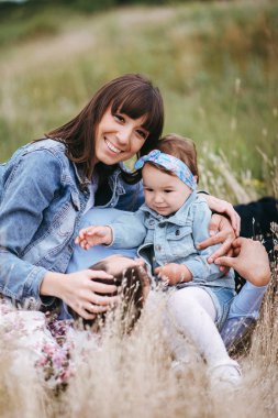 Genç aile dinlenme ve sahada kucaklayan