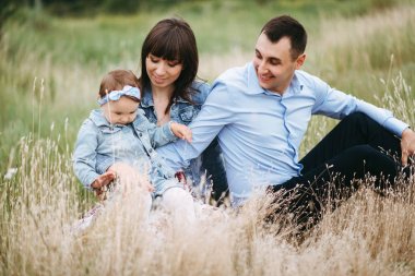 Genç aile alanında oturup ve buğday ile oynama