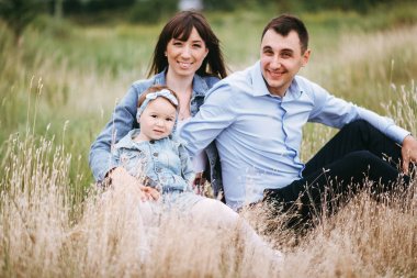 Genç aile alanında oturup ve buğday ile oynama