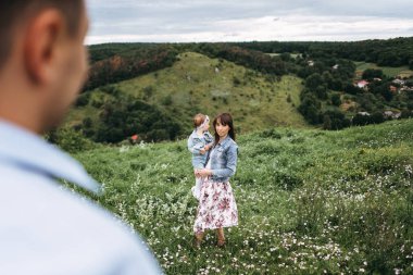 Genç aile zevk zaman sahada yürüyüş