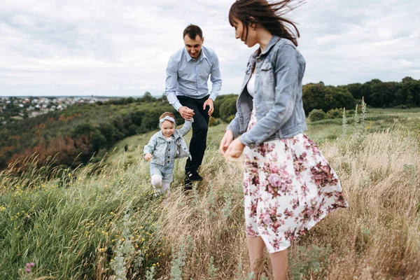 Familia Joven Caminando Campo Día Gris — Foto de Stock