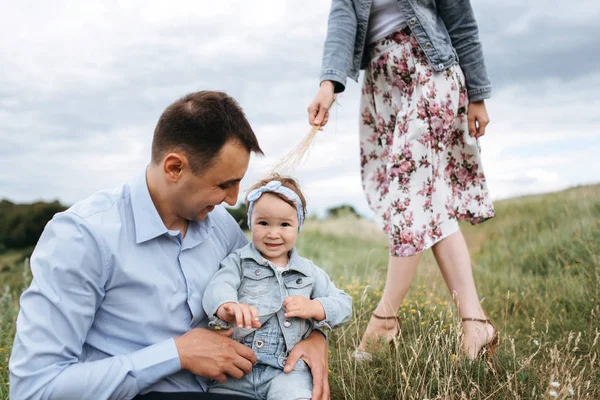 Man Sitter Gräset Och Kramas Lite Tjej Och Kvinna Med — Stockfoto