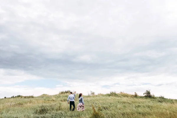 濁った日草原を歩く家族の後姿 — ストック写真