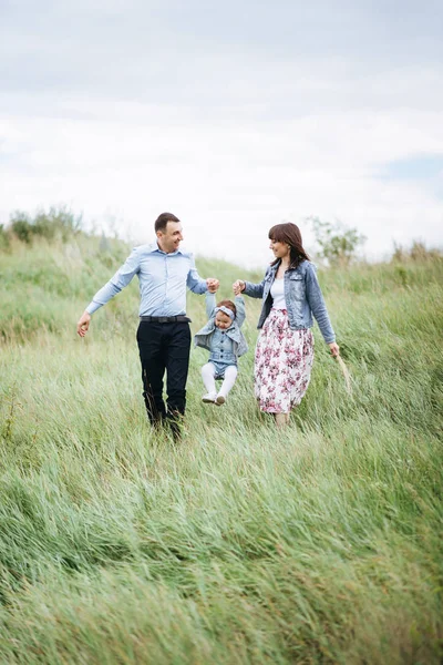 Vista Completa Hija Saltando Mientras Toma Mano Con Los Padres — Foto de Stock