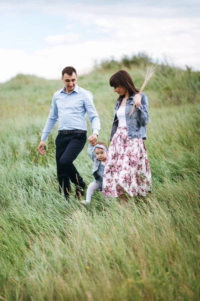 Full Längd Syn Föräldrar Hålla Hand Med Dotter Och Walking — Stockfoto