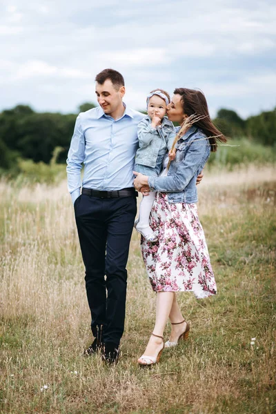 Familia Caminando Juntos Campo Madre Besando Hija — Foto de Stock