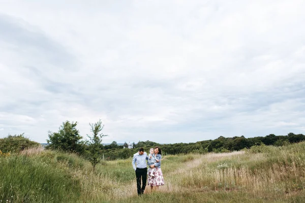 Joyeux Jeune Famille Marchant Par Champ Avec Petite Fille — Photo