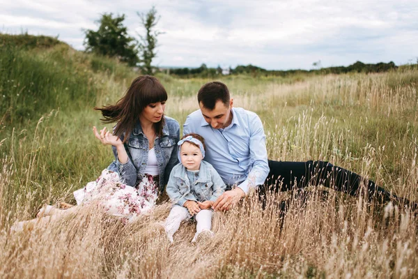 Genç Aile Buğday Alanında Gri Gün Oturup Önden Görünümü — Stok fotoğraf