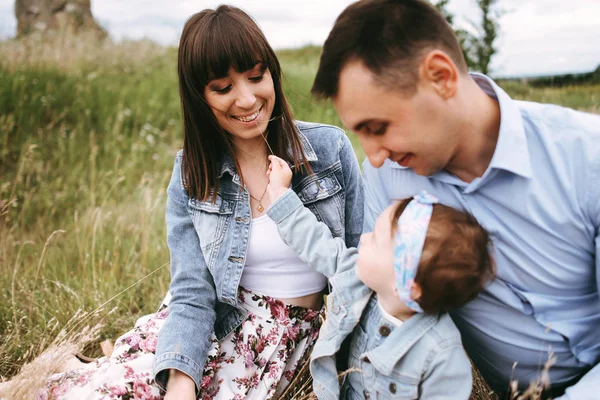 Familjen Sitter Gräset Och Flicka Som Leker Med Mamma — Stockfoto