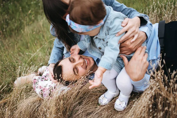 Vue Cultivée Des Jeunes Câlins Familiaux Sur Champ Blé — Photo