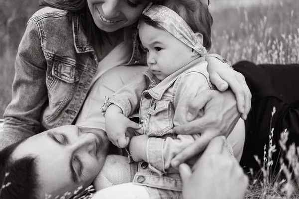 Vista Ritagliata Della Giovane Famiglia Che Riposa Sul Campo — Foto Stock