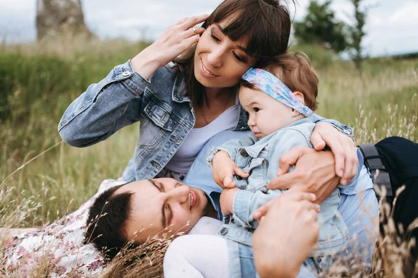 Jeune Famille Reposant Embrassant Sur Terrain — Photo