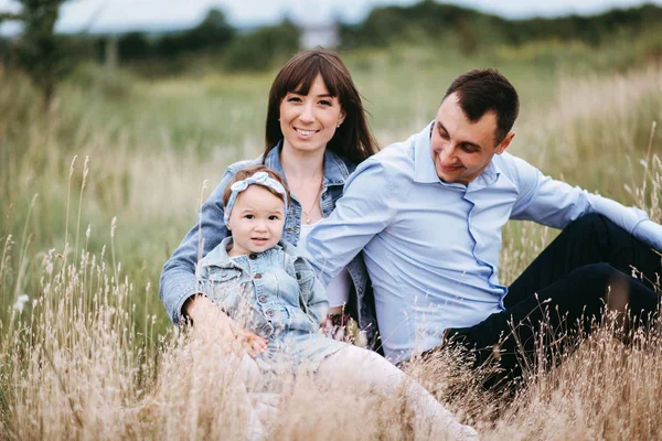 Ung Familj Sitter Fältet Och Leker Med Vete — Stockfoto