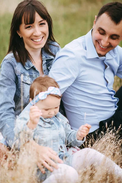 Familia Joven Sentada Campo Jugando Con Trigo — Foto de Stock