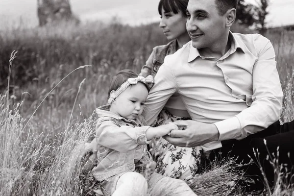 Mladá Rodina Sedí Hřišti Žena Objímala Manžel Dcera — Stock fotografie