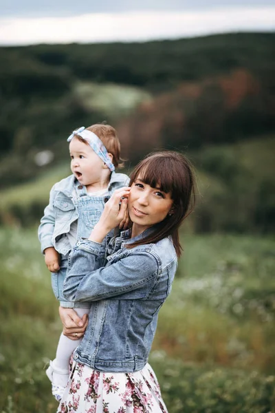 Ung Kvinna Håller Liten Flicka Händer Och Stående Fältet — Stockfoto