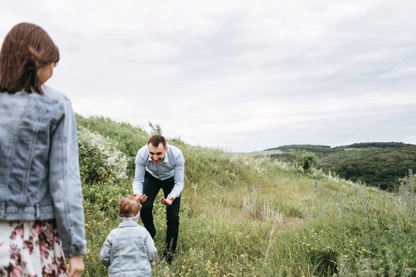 Family Walking Field Father Calling Little Daughter — Stock Photo, Image