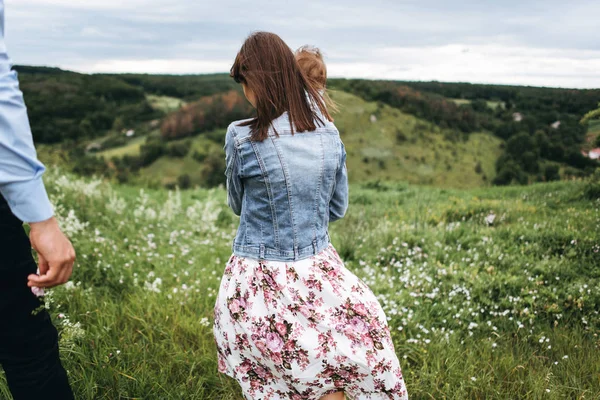 Rückansicht Einer Familie Die Gemeinsam Auf Einem Feld Spaziert — Stockfoto