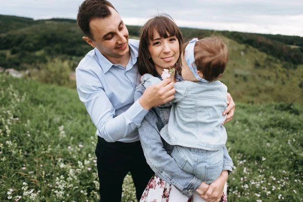 Kvinna Med Liten Flicka Händerna Och Man Ger Blomma — Stockfoto