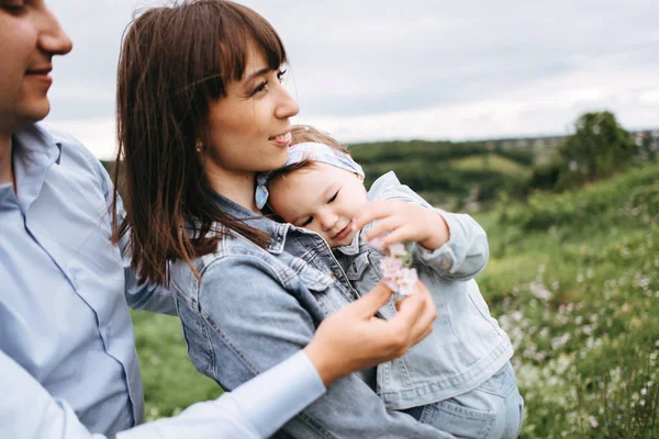 Mujer Sosteniendo Niña Las Manos Hombre Dando Flor — Foto de Stock