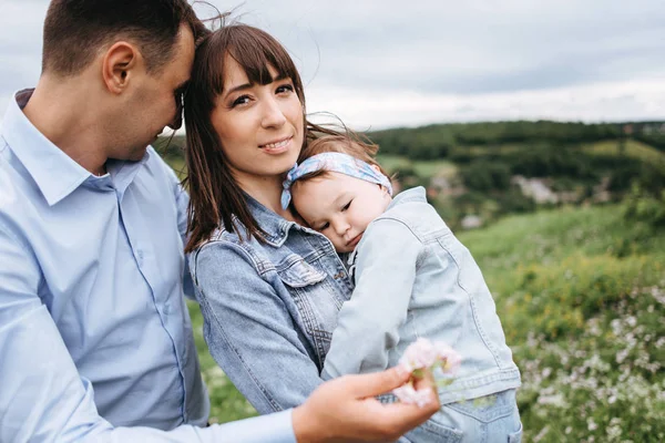 Vista Recortada Familia Joven Abrazando Campo — Foto de Stock