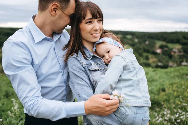 Vista Recortada Familia Joven Abrazando Campo — Foto de Stock