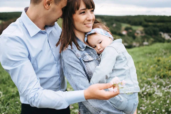 Vista Recortada Familia Joven Abrazando Campo — Foto de Stock