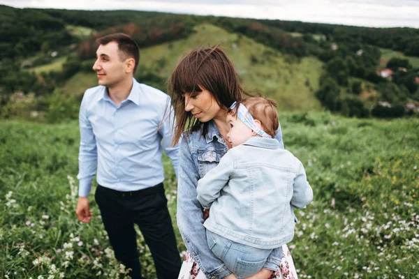 Jovem Família Caminhando Juntos Por Campo — Fotografia de Stock