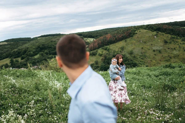 Junge Familie Spaziert Gemeinsam Durch Feld — Stockfoto