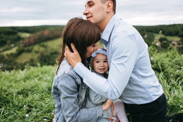 Vista Del Hombre Sentado Hierba Abrazando Mujer Con Niño — Foto de Stock