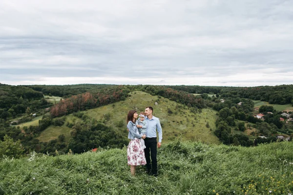 Junge Familie Steht Zusammen Auf Den Hügeln Des Frühlings — Stockfoto