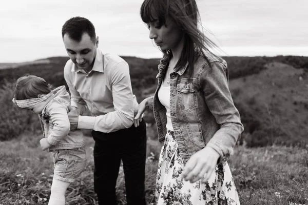 Foto Blanco Negro Del Hombre Sosteniendo Hija Las Manos Mujer — Foto de Stock